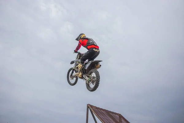 Pro Motocross Rider Montando Moto Fmx Saltando Realizando Acrobacias Extremas — Foto de Stock