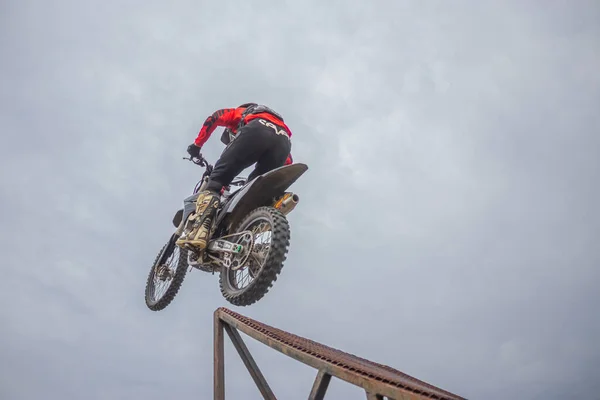 Pro Motocross Rider Lovaglás Fmx Motorkerékpár Ugrás Teljesítő Extrém Mutatvány — Stock Fotó