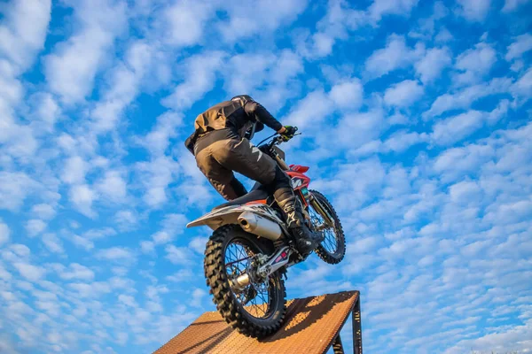 Pro Motorcross Rijder Rijden Fmx Motor Springen Uitvoeren Van Extreme — Stockfoto