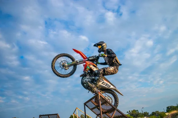 Pengendara Sepeda Motor Pro Motocross Mengendarai Sepeda Motor Fmx Melompat — Stok Foto