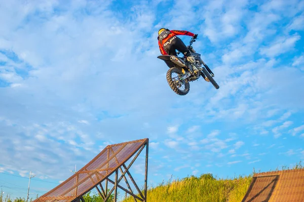 Pro Motocross Piloto Equitação Fmx Moto Saltando Realizando Acrobacia Extrema — Fotografia de Stock