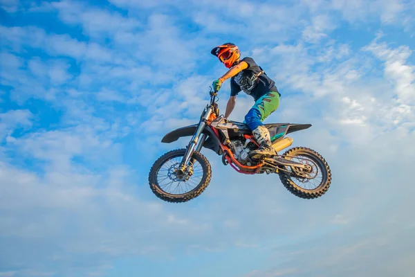 Motocross Rider Saltar Céu Azul Com Nuvens Imagens Royalty-Free