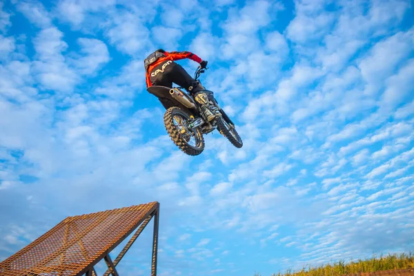 Pro Motocross Piloto Equitação Fmx Moto Saltando Realizando Acrobacia Extrema — Fotografia de Stock