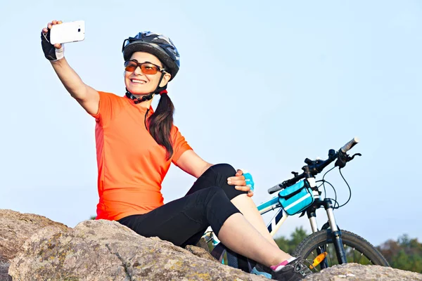 Glücklich Lächelnde Radfahrerin Macht Ein Selfie Foto Freien — Stockfoto