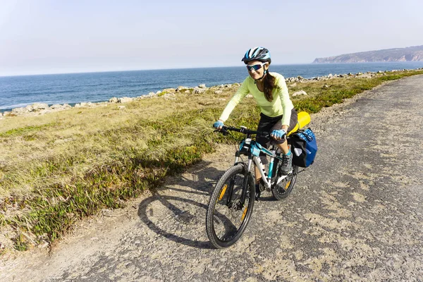 Adulta Atractiva Ciclista Femenina Monta Bicicleta Montaña Largo Orilla Del — Foto de Stock