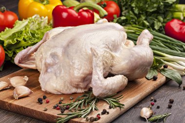 Taze çiğ tavuk etli sebze, baharatlar ve otlar pişirme için hazır.