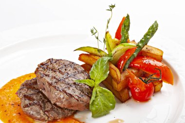 Barbekü sığır eti biftek pişmiş ızgara potaoes ve sebze ile.