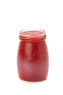 Domates sosu cam kavanoz solated beyaz arka plan üzerinde makarna için.