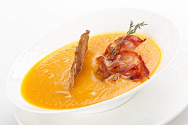 Kremalı bezelye çorbası pastırmalı, yakın çekim.