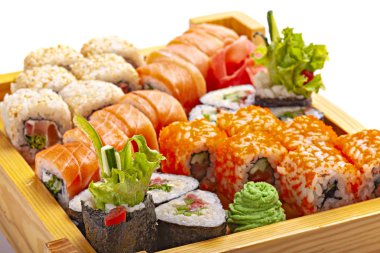 Japon deniz ürünleri suşi beyaz arka plan üzerinde kümesi. Yakın çekim.