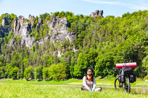 旅行中に休憩を持ってロードされた自転車と女性サイクリスト. — ストック写真