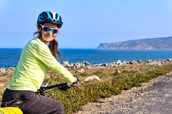 Retrato de ciclista turista feliz en la carretera a lo largo del océano — Foto de Stock