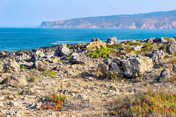 Kamieniste wybrzeże Oceanu. Portugalia, Europa. — Zdjęcie stockowe