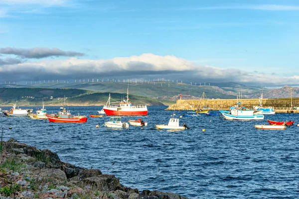 Łodzie rybackie na molo. Wybrzeże Atlantyku w Hiszpanii. — Zdjęcie stockowe