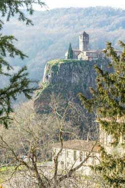 Yolun güzel uçurum köyü Castellfullit de La Roca görünümü.