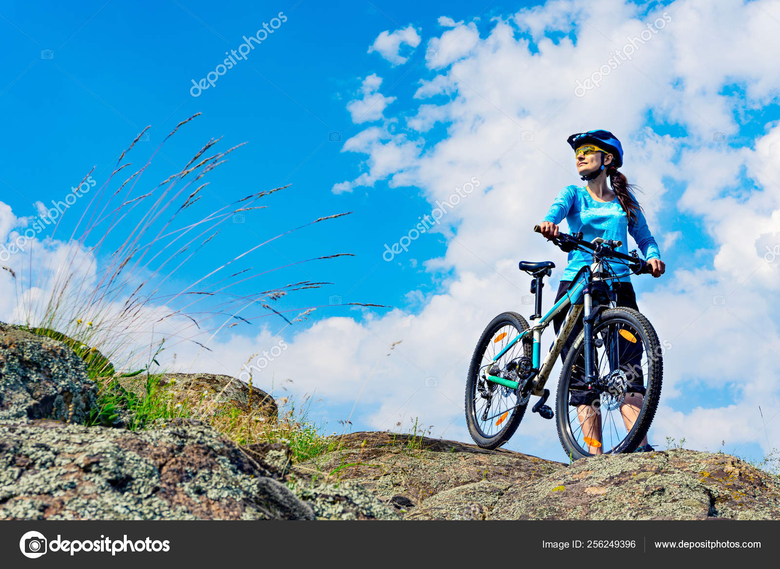 Bicycle Mujeres En Bici De MontaÃ±a Mujer Ciclista Se Para En La