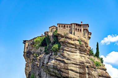 Uçurumun tepesinde bulunan Varlaam Kutsal Manastırı.