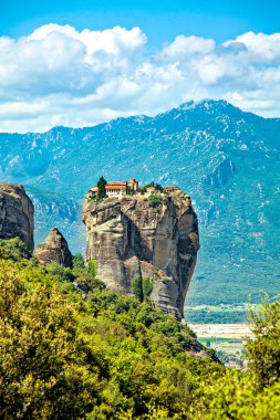  Dağın üzerinde kaya bir üst kutsal Trinity Manastırı koştu