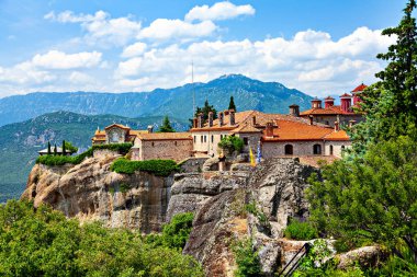 Manastır ile rock oluşumu Meteora pitoresk görünümü