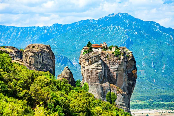 Dreifaltigkeitskloster auf einem Felsen auf dem Berg lief — Stockfoto