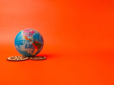 Görüntü, ahşap dişlilerden oluşan bir yatakta dinlenen bir küreyi gösteriyor. Birbirine bağlı olma hissini ve küresel mekanizmaları aktarıyor..