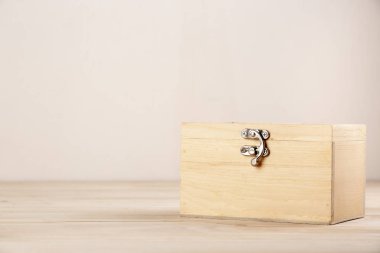 Masadaki tahta kutu.