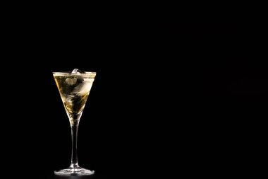 alkollü içecekler bira şarap şampanya wishkey kokteyl gibi karanlık bir arka plan üzerinde