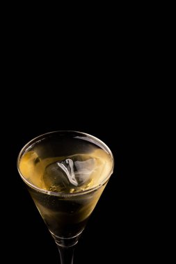 alkollü içecekler bira şarap şampanya wishkey kokteyl gibi karanlık bir arka plan üzerinde