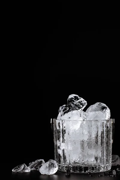 Kristalleimer Mit Eis Auf Dunklem Hintergrund — Stockfoto