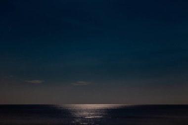 gece gökyüzü ile A düz deniz s