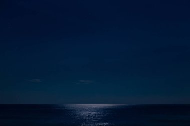 gece gökyüzü ile A düz deniz s