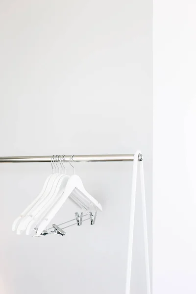 Askı Elbise Ile Modern Clothesline — Stok fotoğraf