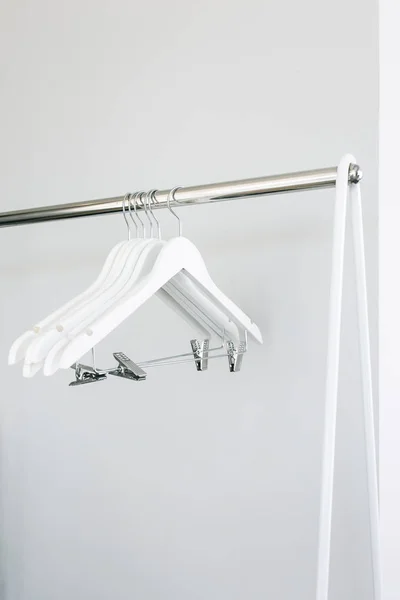 Askı Elbise Ile Modern Clothesline — Stok fotoğraf