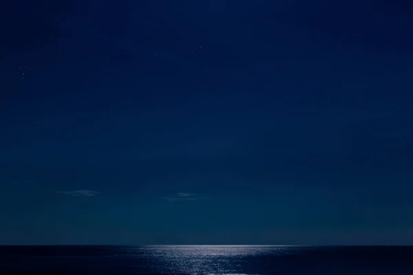 Céu Noturno Com Mar Liso — Fotografia de Stock