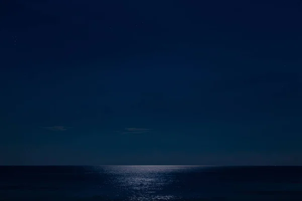 Gece Gökyüzü Ile Düz Deniz — Stok fotoğraf