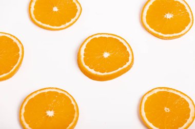 beyaz zemin üzerine portakal dilimleri