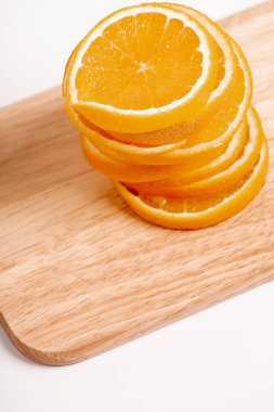 Doğrama Kurulu üzerinde Orange dilimlenmiş kule