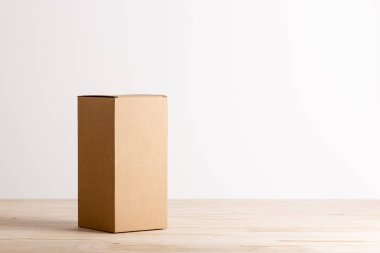 ahşap masa üzerinde boş etiket karton kutu