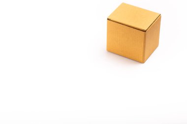 Beyaz arka plan üzerinde boş etiket karton kutu