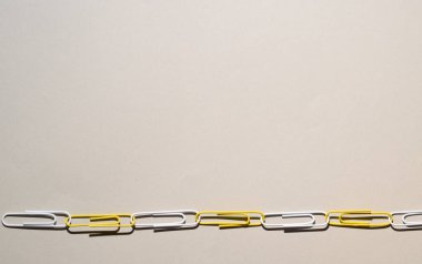 masaya zincirlenmiş ataç