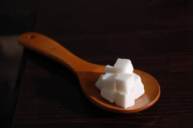 ahşap arka plan üzerinde küp şeker