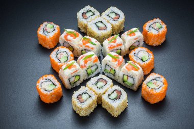  Özgün suşi somon kümesiyle rulo ve et karanlık bir arka plan üzerinde hizmet yengeç 