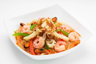 İştah açıcı selofan erişte karides beyaz bir plaka ile beyaz bir arka plan üzerinde Kapat