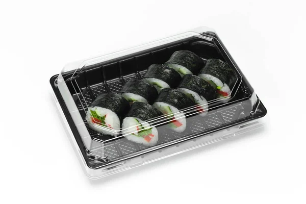 Traditionelle Sushi-Rolle mit Krabbenfleisch-Stick, Nori und Gemüse in einem Plastikbehälter zum Mitnehmen — Stockfoto