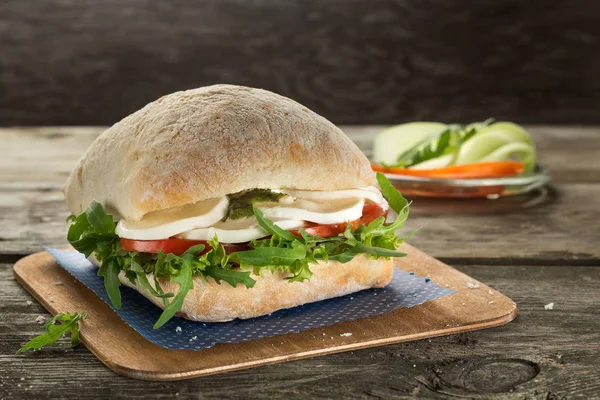 Wegetariańskie club sandwich z pomidorami, rukolą i mozzarellą na podłoże drewniane Zdjęcia Stockowe bez tantiem