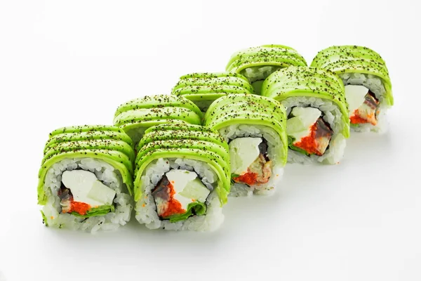 Rollo de sushi tradicional con anguila ahumada, aguacate y caviar rojo de cerca sobre un fondo blanco — Foto de Stock