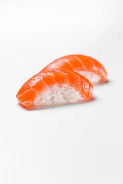 Tradycyjne japońskie sushi nigiri z łososiem na białym tle, pionowe strzał Obrazy Stockowe bez tantiem