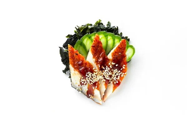 Tradycyjny japoński sashimi z wędzonego węgorza, wodorostów i ogórka na białym tle, widok z góry Zdjęcia Stockowe bez tantiem