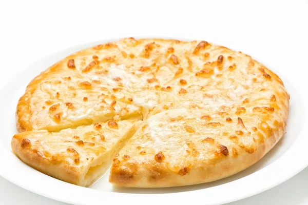 치즈와 함께 그루지야 요리 khachapuri 갓 구운 흰색 배경을 흰색 접시, 가까이에 제공 스톡 이미지