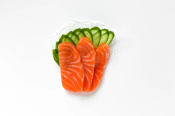 Geleneksel Japon sashimi suşi somon ile beyaz arka plan üst görüntüleme Stok Fotoğraf